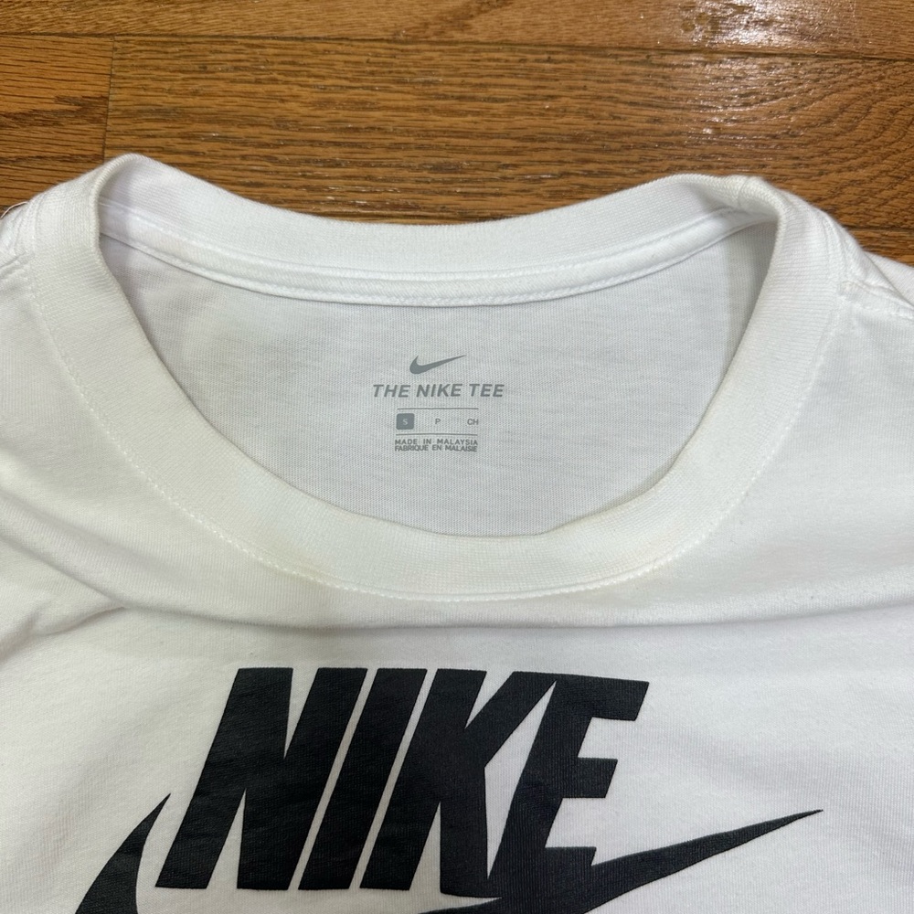 Nike Sportswear Essential Cropped Logo T-Shirt - White - Picture 3 of 4